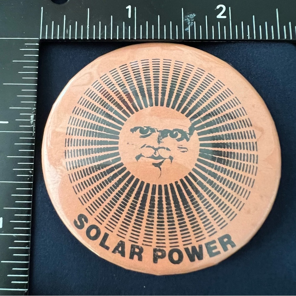 Solar Power Button 1970 - Picture 3 of 5